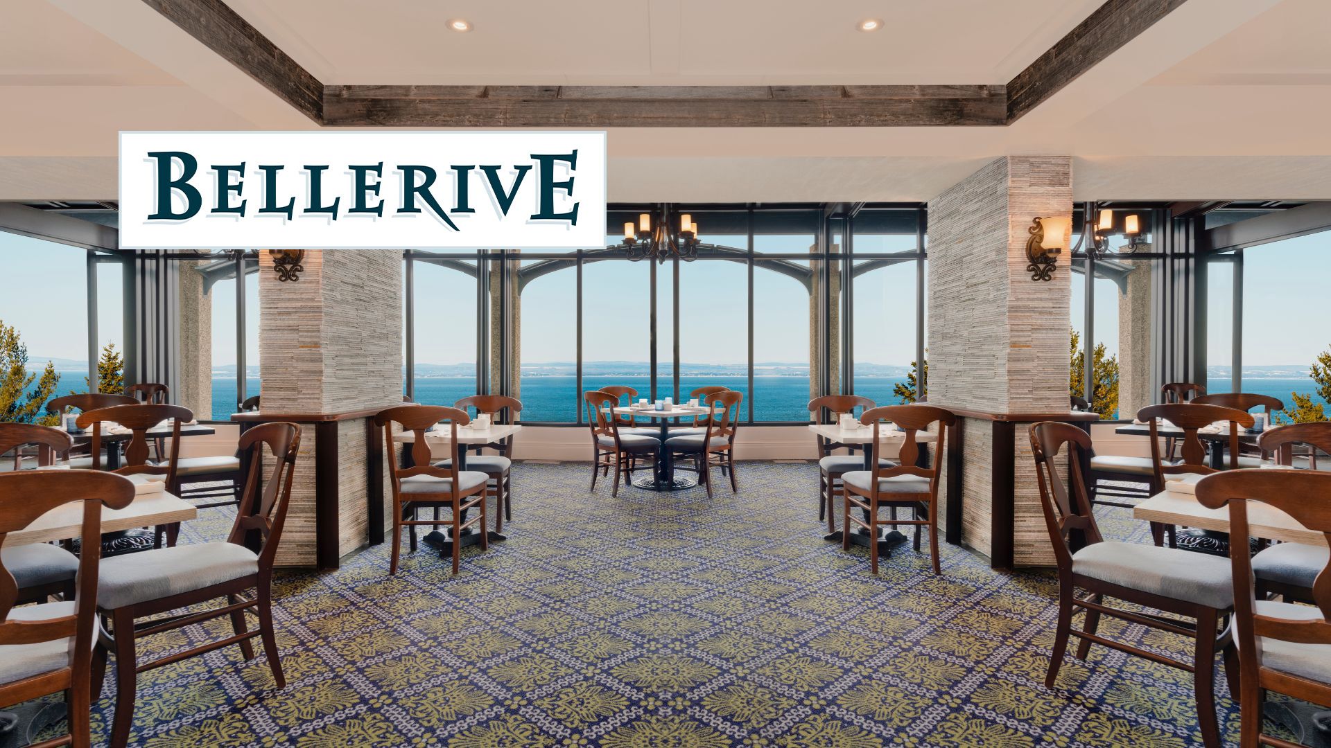 Salle à manger du restaurant Le Bellerive dont la grande fenestration offre une vue sur le fleuve Saint-Laurent.
