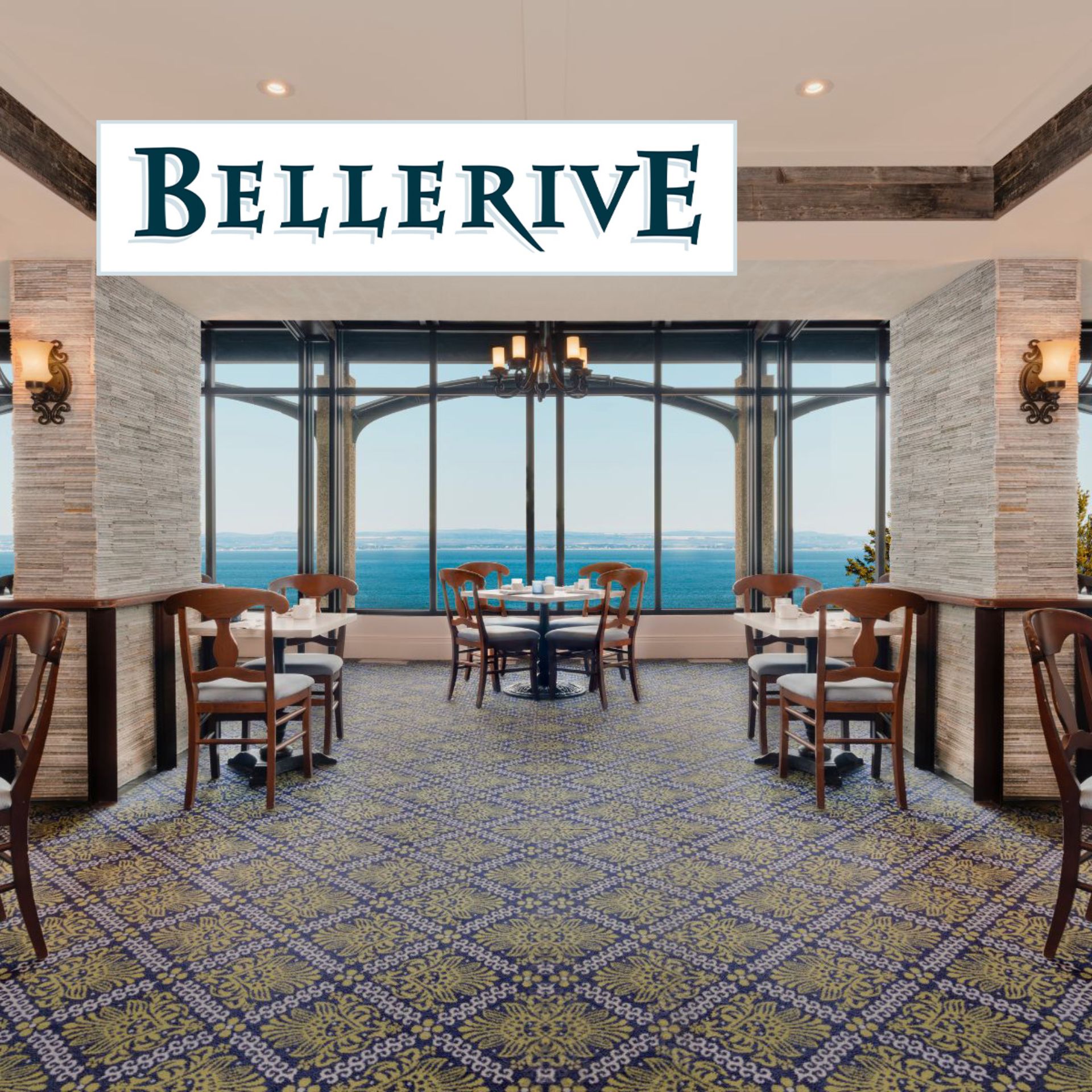 Salle à manger du restaurant Le Bellerive dont la grande fenestration offre une vue sur le fleuve Saint-Laurent.