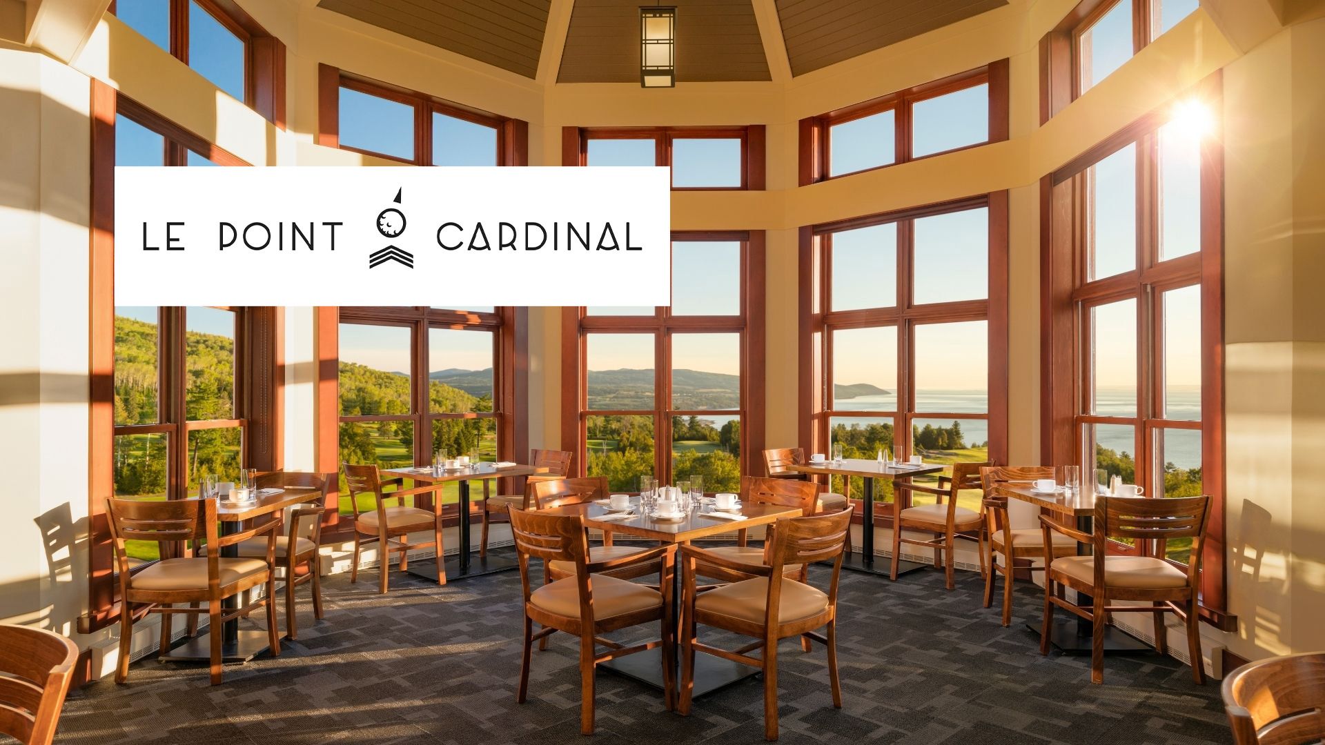 Salle à manger du Point cardinal et sa grande fenestration.