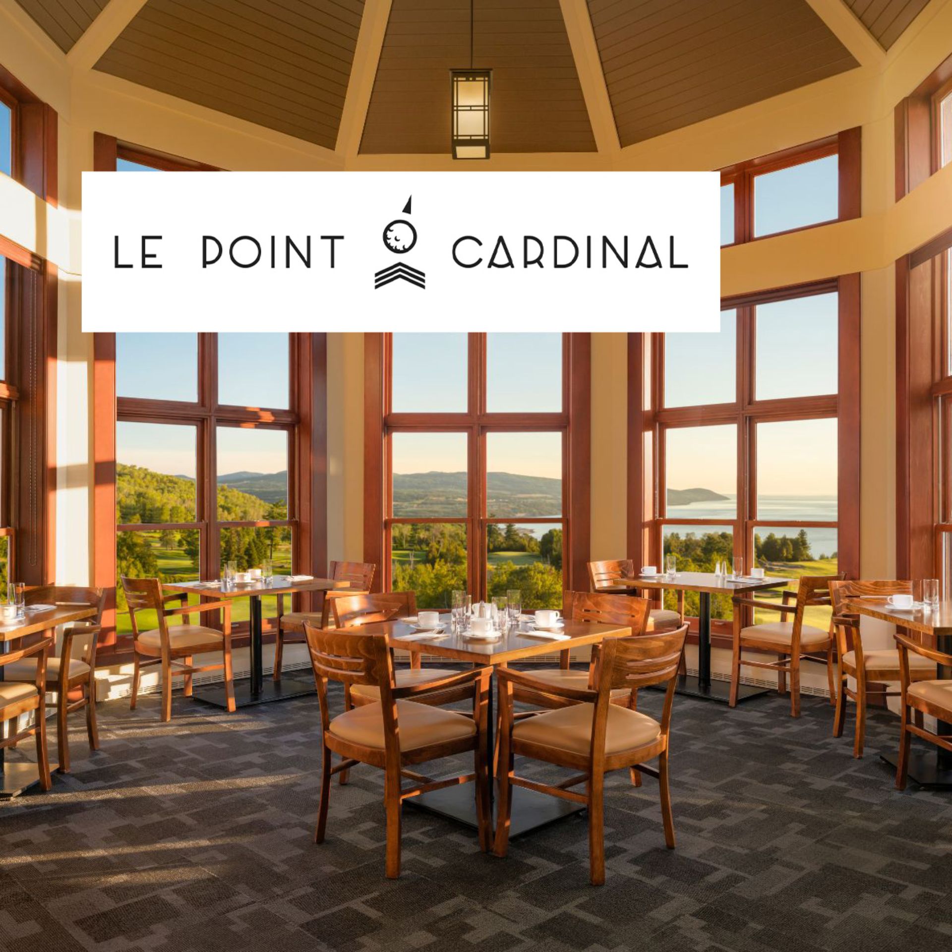 Salle à manger du Point cardinal et sa grande fenestration.