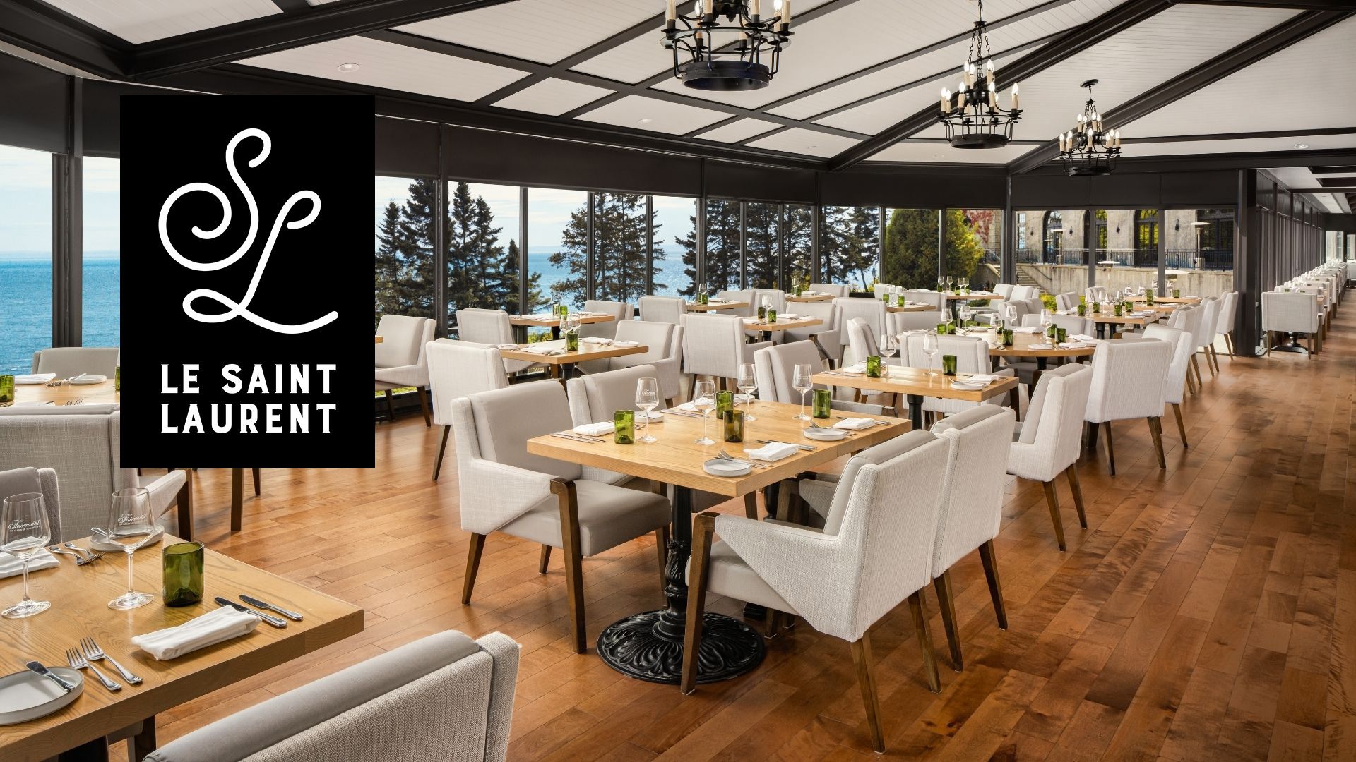 Salle à manger du restaurant Le Saint-Laurent offrant une vue sur le fleuve.