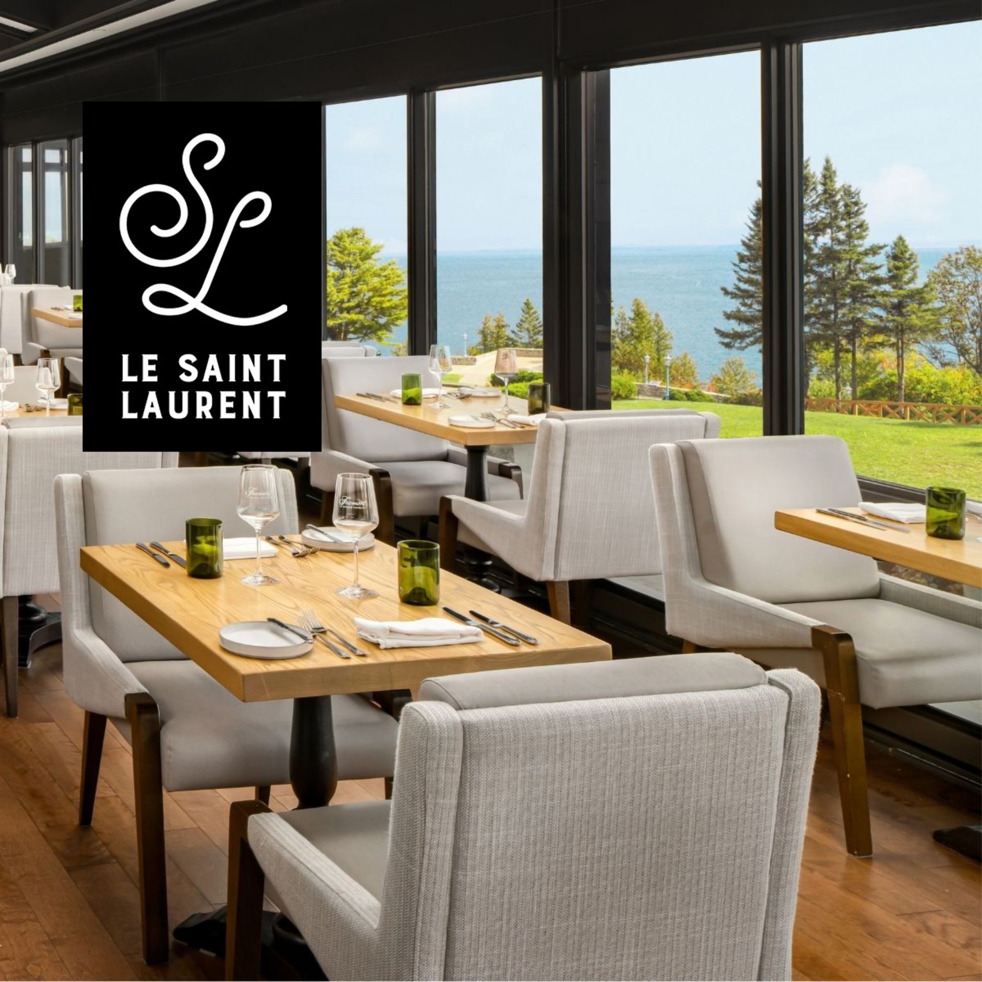 Salle à manger du restaurant Le Saint-Laurent offrant une vue sur le fleuve.