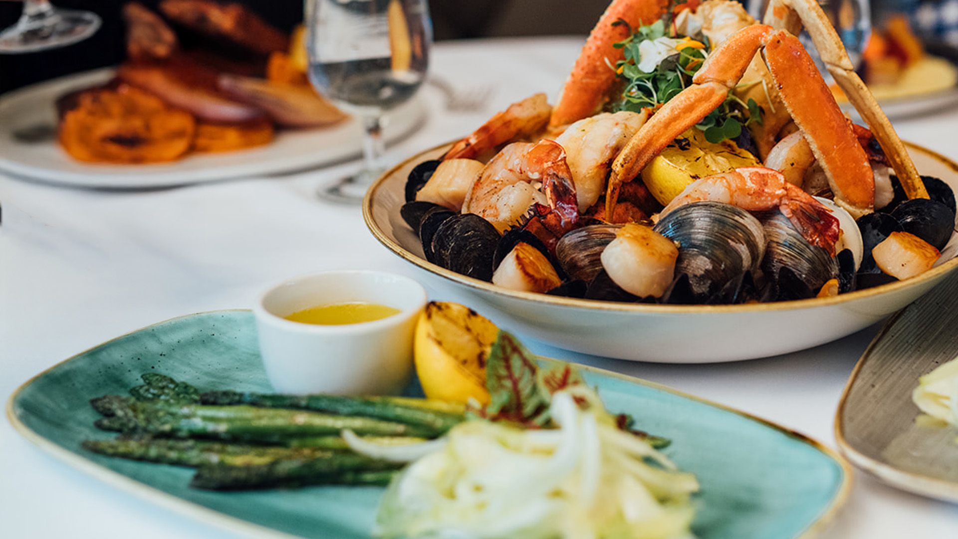 Assiette de fruits de mer composée de moules, de pétoncles, de pattes de crabe et de crevettes