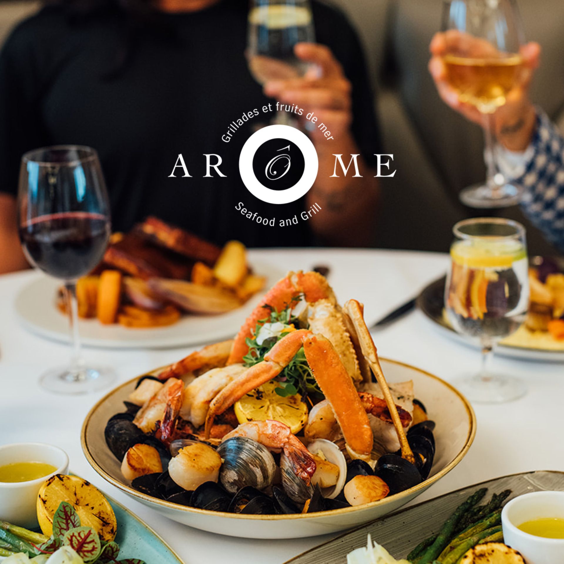 Assiette de fruits de mer composée de moules, de pétoncles, de pattes de crabe et de crevettes