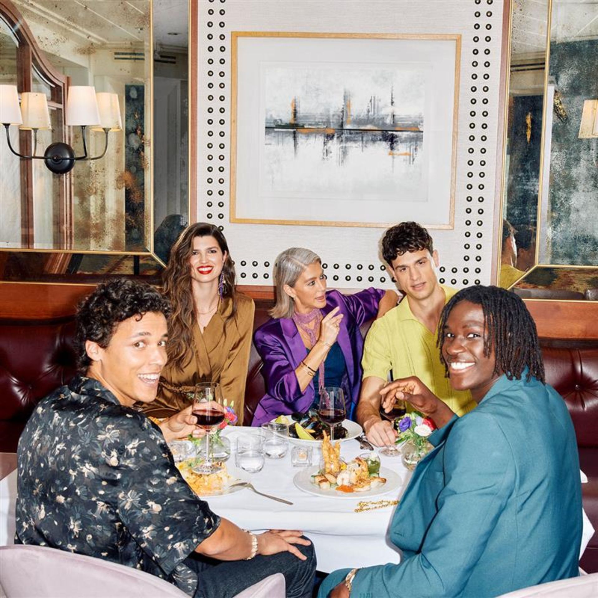 Groupe d’amis qui dégustent un repas dans un restaurant