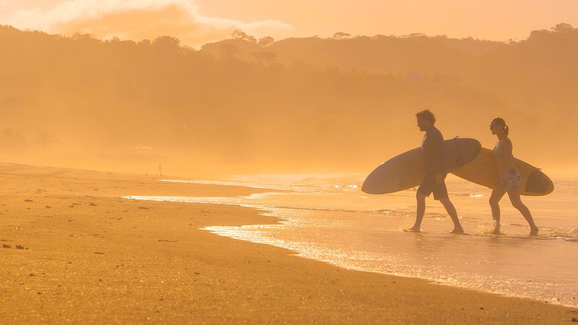 Deux surfeurs sur une plage du Panama au coucher du soleil