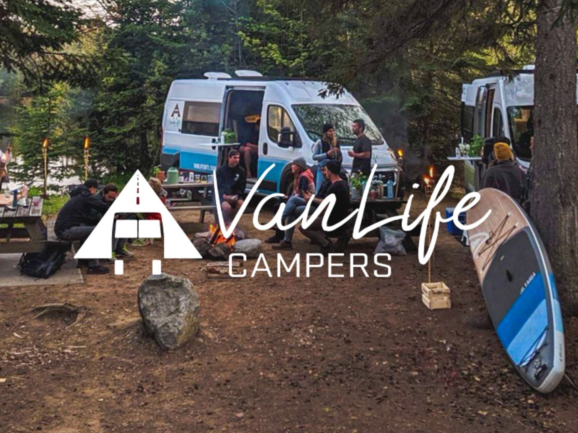 Montage photo de camping avec véhicules aménagés avec le logo VanLife Campers