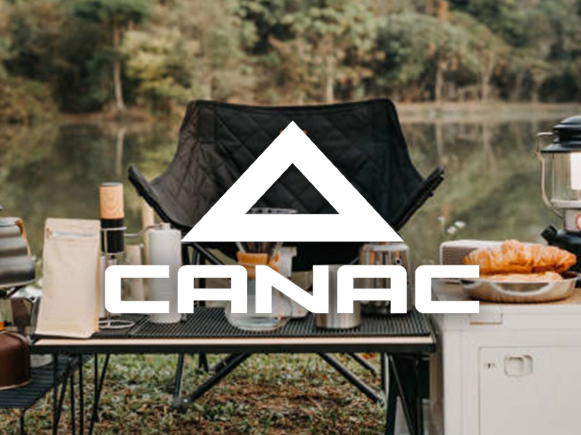 Table de camping avec nourriture et équipement en nature avec le logo Canac