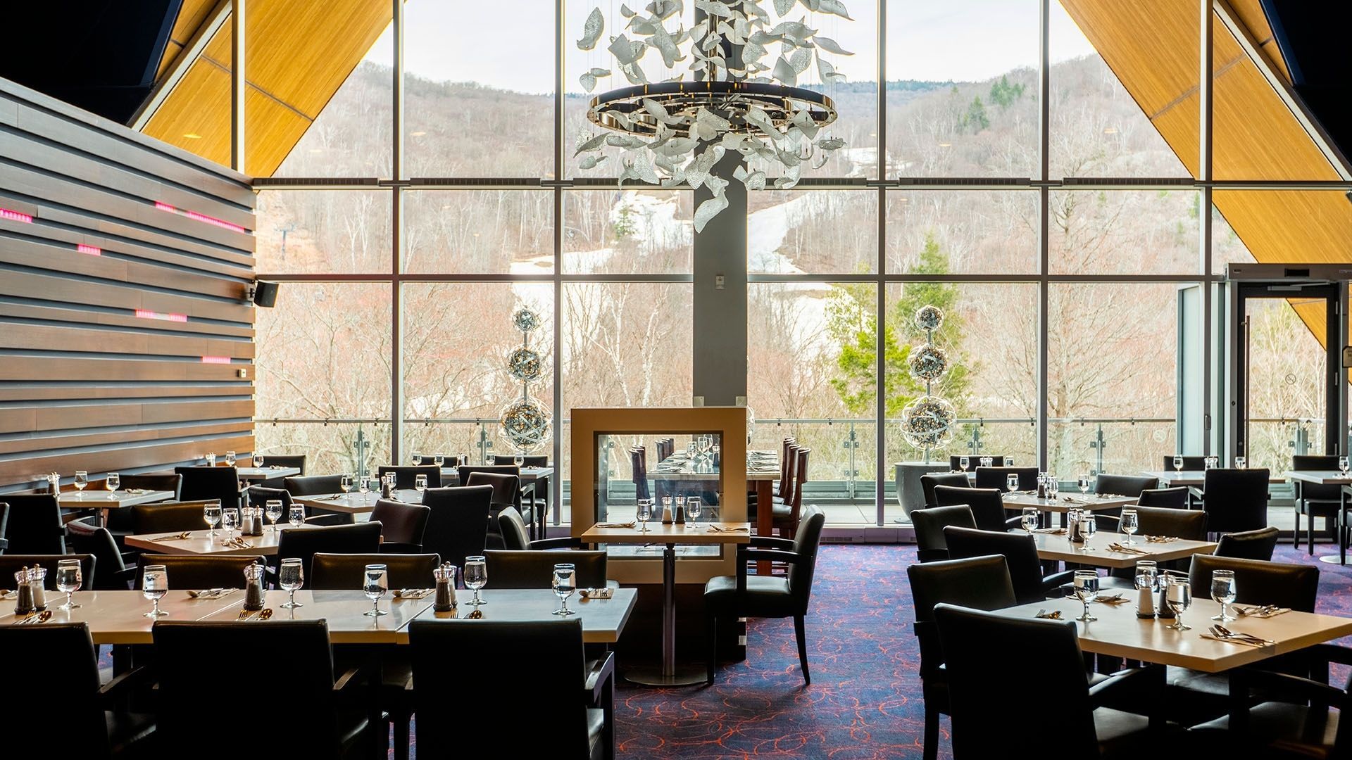 Salle à manger du restaurant Altitude avec vue sur les montagnes