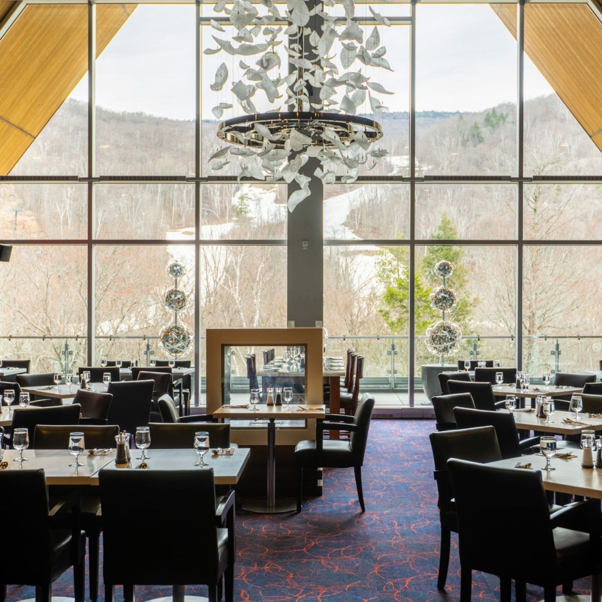 Salle à manger du restaurant Altitude avec vue sur les montagnes