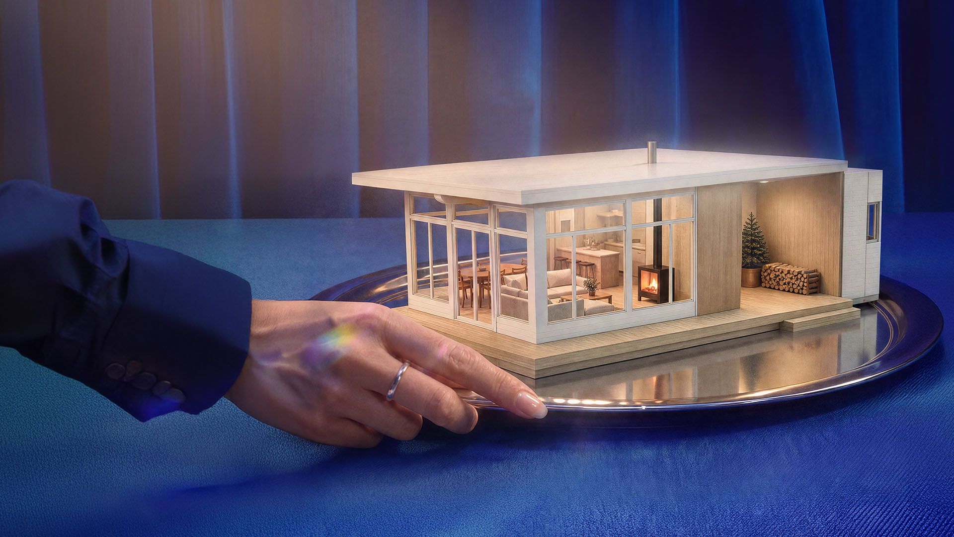 Une micromaison posée sur un plateau argent, le tout sur un fond bleu.
