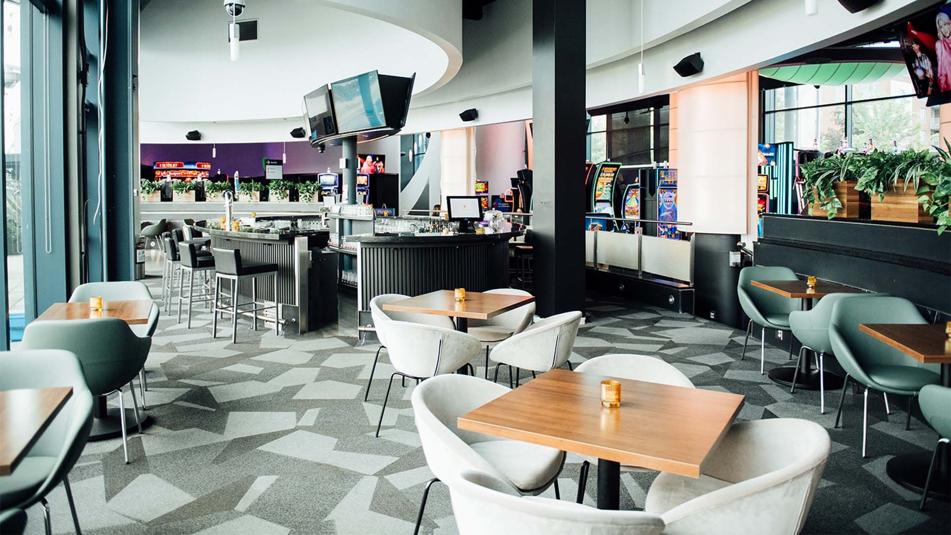 Restaurant et bar avec grandes fenêtres