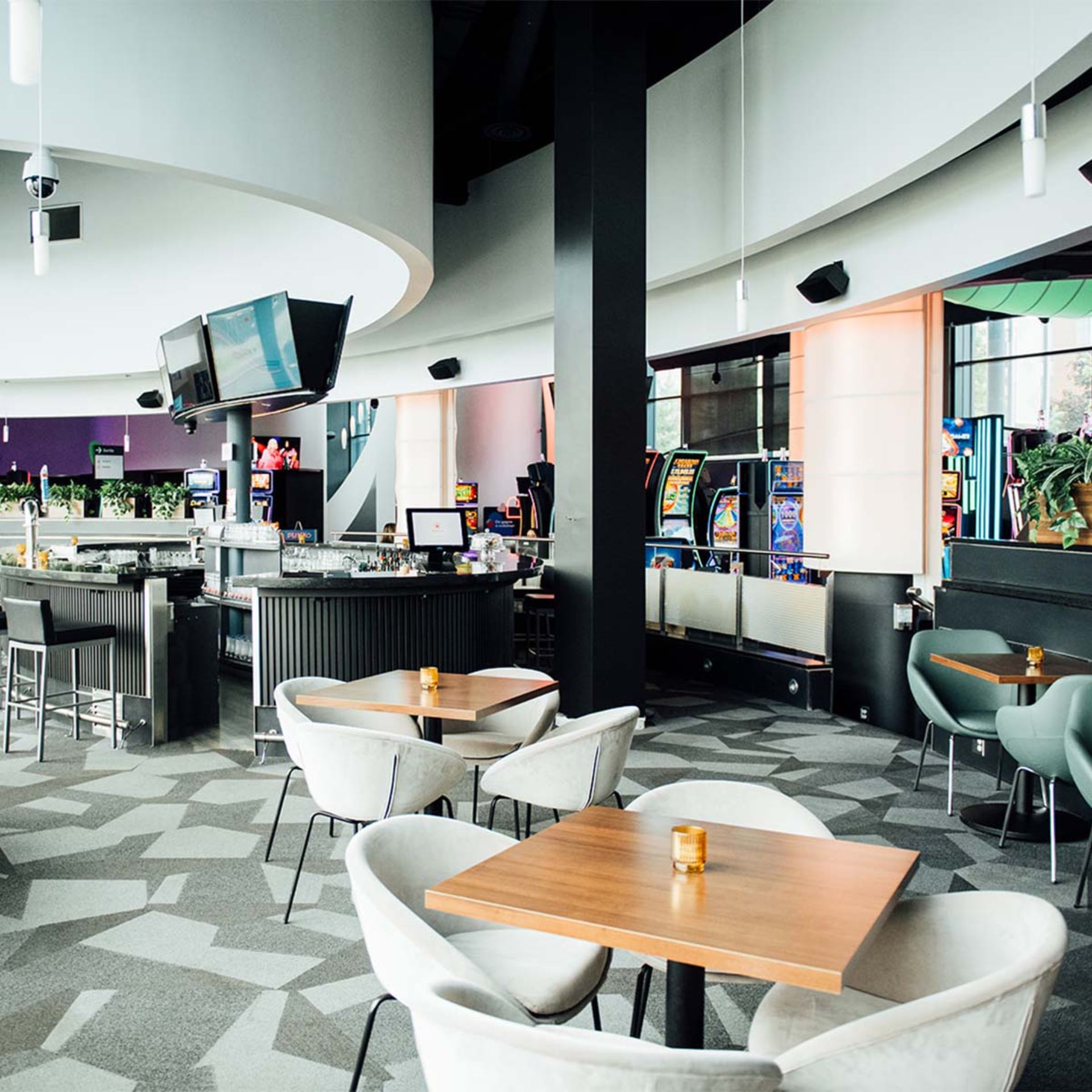 Restaurant et bar avec grandes fenêtres