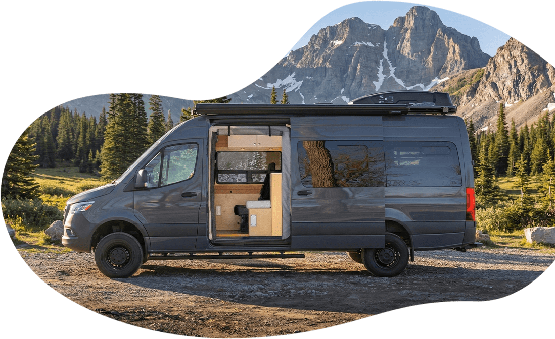 Véhicule aménagé VanLife Campers modèle LIV, stationné en plein air