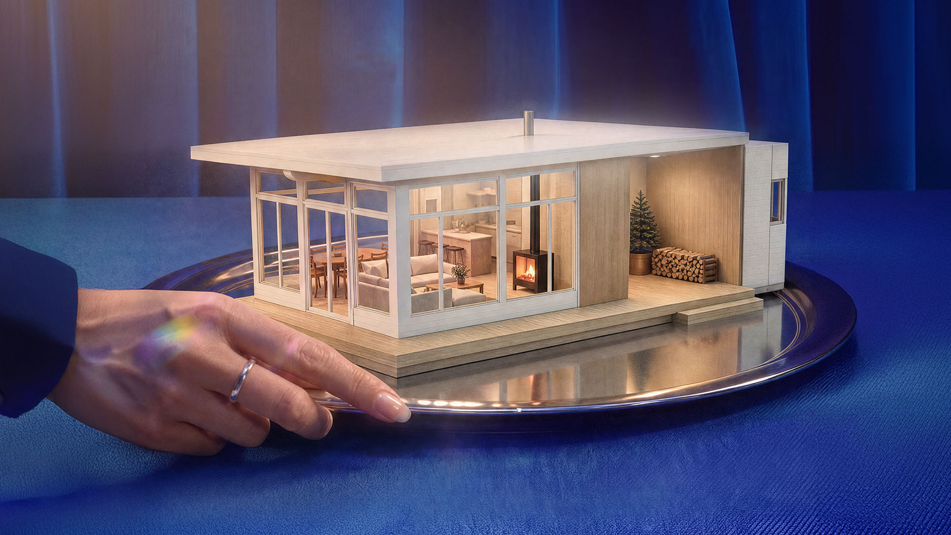 Une maison posée sur un plateau argent, le tout sur un fond bleu.